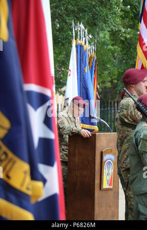 Oberst Christopher LaNeve, ausgehende Commander für das Joint Readiness Training Center Operations Group, Adressen das Publikum bei einem Befehl Zeremonie am 23. Mai in Fort Polk, Louisiana. Stockfoto