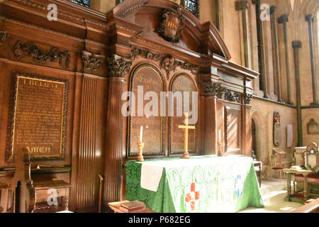 Altar mit dem Gebet des Herrn im Tempel, Kirche; im Jahre 1185 geweiht, City of London, England. Stockfoto