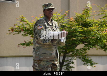 OSAN FLUGHAFEN, Südkorea - Erste Sgt. Felicia O'Rea, Hauptsitz und Sitz. Akku, 2. Bataillon, 1 Air Defense Artillery Regiment, 35th ADA Brigade, erhält die Rechenschaftspflicht Summen aus ihr Zug sergeants während einer Ausbildung auch nach der 35. ADA Brigade jährliche Combatives Turnier vor Osan Flughafen, Fitness Center, 18. Mai 2016. O'Rea und Ihre Batterie mit dem Bus vom Camp Carroll reiste auf 2-1 ADA Soldaten, die konkurrierten im Turnier zu erfreuen. Stockfoto