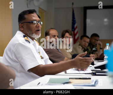 160523-N-GI 544-178 PANCHKHAL, Nepal (23. Mai 2016) - Bangladesch Marine Cmdr. Noor Nabi, stellvertretender Direktor der medizinische Dienst von Bangladesch Naval Sitz in Dhaka, spricht während eines Seminars über Gesundheit Kraft Schutz in friedenserhaltenden Operationen zwischen den USA, Neuseeland, Nepal und Bangladesch militärische medizinische Fachleute an der Birendra Peace Operations Training Center in Panchkhal, Nepal. Das Seminar wurde gebildet, um zu verbessern Kraft Medizin Praxis innerhalb des US-Militärs sowie Teilen und mit Partnerstaaten über die Indo-Asia zusammenarbeiten - pazifische Region. (U.S. Marine Foto von Masse Stockfoto