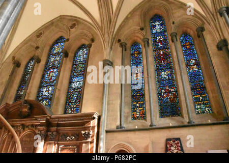 Glasfenster in der Runde Kirche des Tempels Kirche geweihten in 1185, City of London, England. Stockfoto