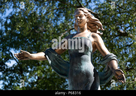 Statue von der Dame, die sich für den Frieden in der Welt, Djurgården, Stockholm, Schweden Stockfoto