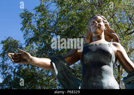 Statue von der Dame, die sich für den Frieden in der Welt, Djurgården, Stockholm, Schweden Stockfoto