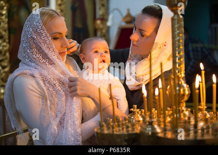 Belarus, Gomel, am 25. März. 2018. Die Prudhkovsky Kirche. Belarus, Gomel, am 25. März. 2018. Die Prudhkovsky Kirche. Mutter und Patin in der Kirche fühlen Stockfoto