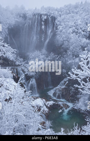 Plitvicer Seen großen Wasserfall im Winter Schnee, Plitvicer Seen Nationalpark, UNESCO-Weltkulturerbe, Kroatien, Europa Stockfoto