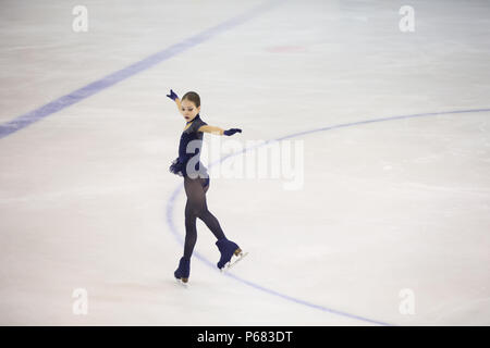 Belarus, Gomel, 3. März 2018. Ice Palace. Wettbewerbe im Eiskunstlauf unter Kindern. Junger Athlet skater Skates das Programm. Stockfoto