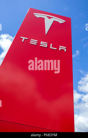 Tesla dealership Zeichen gegen den blauen Himmel Stockfoto