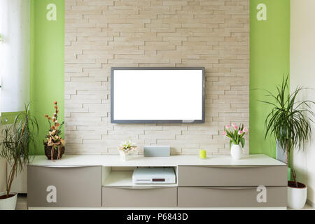 Modernes Wohnzimmer Interieur-tv auf Wand mit weißer Bildschirm montiert. Stockfoto