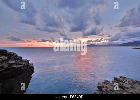 Malerische Wolken am Vorgebirge von Portofino. Cavi di Lavagna. Ligurien. Italien Stockfoto