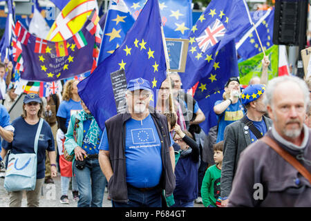 Pro bleiben in der EU-Befürworter/Demonstranten abgebildet sind, da Sie an einem anti Brexit Kundgebung und Marsch in Bristol 14/10/2017 Nehmen Stockfoto