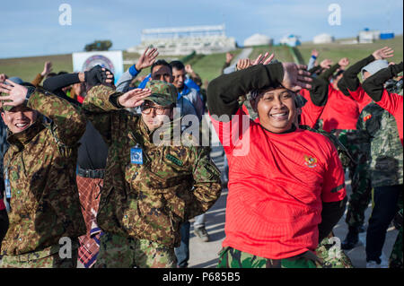Während des Khaan Quest 2016 in Ulaanbaatar, Mongolei, führen multinationale Teilnehmer während kultureller Nachtaktivitäten einen traditionellen indonesischen Tanz auf. Khaan Quest ist eine jährlich stattfindende multinationale Friedensübung, die von den mongolischen Streitkräften veranstaltet wird und von den U.S. Pacific Command, U.S. Army Pacific und U.S. Marine Corps Forces, Pacific, unterstützt wird. Die Übung fördert die internationale Zusammenarbeit, die Bereitschaft zur Friedenssicherung und die gemeinsame operative Ausbildung der teilnehmenden Nationen. Stockfoto