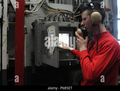 160526-N-KC 543-029 ATLANTIK (26. Mai 2016) - Aviation Ordnanceman Airman Paul Nevil, von Dallas, wirft die Waffen Aufzug an Bord der Flugzeugträger USS George Washington (CVN 73). Washington, homeported in Norfolk unterwegs ist die Durchführung von Carrier Qualifikationen in den Atlantischen Ozean. (U.S. Marine Foto von Mass Communication Specialist 3. Klasse Alora R. Blosch/Freigegeben) Stockfoto