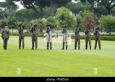 160529-N-TC 720-187 Nettuno, Italien (29. Mai 2016) Italienisch Service Mitglieder Feuer eine 21-gun Salute während des Memorial Day Zeremonie an Sicily-Rome amerikanischen Friedhof. Während der Zeremonie, Veteranen, Service für Mitglieder, Studenten und Familien versammelt, um Ehre und Anerkennung für diejenigen, die ihr Leben bei der Befreiung Italiens im Jahr 1943 gab. (U.S. Marine Foto von Mass Communication Specialist 2. Klasse Mat Murch/Freigegeben) Stockfoto