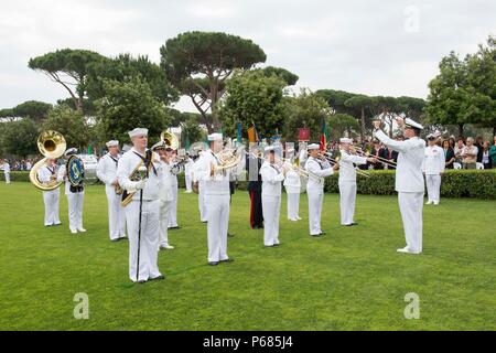 160529-N-TC 720-442 Nettuno, Italien (29. Mai 2016) Die US Naval Forces Europe Band die Nationalhymne während des Memorial Day Zeremonie an Sicily-Rome amerikanischen Friedhof spielen. Während der Zeremonie, Veteranen, Service für Mitglieder, Studenten und Familien versammelt, um Ehre und Anerkennung für diejenigen, die ihr Leben bei der Befreiung Italiens im Jahr 1943 gab. (U.S. Marine Foto von Mass Communication Specialist 2. Klasse Mat Murch/Freigegeben) Stockfoto