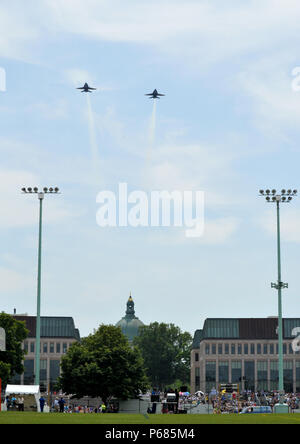 160525-N-WJ 386-105 Annapolis, MD (25. Mai 2016) U.S. Navy Flight Demonstration Squadron, die Blue Angels, Lead Solo lt Ryan Chamberlain und gegnerischen Solo Kapitän Jeff Kuss Ansatz zeigen Zentrum hinter die Masse an der United States Naval Academy Air Show. Der Blaue Engel sind geplant 66 Demonstrationen an 34 Standorten in den USA im Jahr 2016 durchzuführen. (U.S. Marine Foto von Mass Communication Specialist 1. Klasse Andrea Perez/Freigegeben) Stockfoto