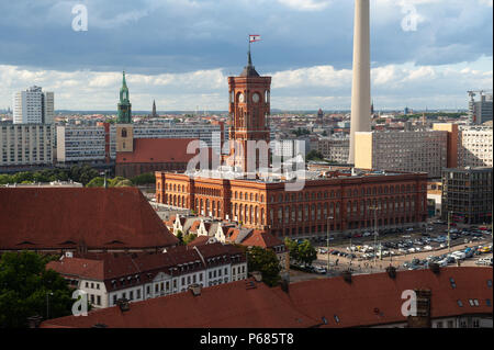 21.06.2018, Berlin, Deutschland, Europa - einen erhöhten Blick auf das Stadtzentrum in Berlin Mitte mit dem Fernsehturm am Alexanderplatz und das Rote Ratte Stockfoto