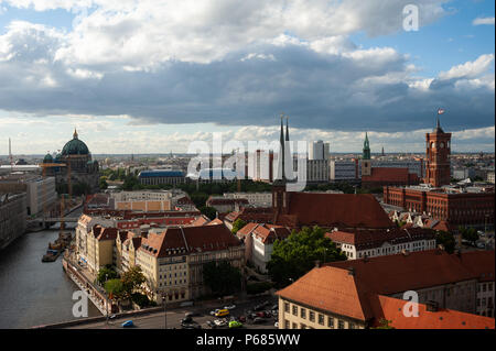 21.06.2018, Berlin, Deutschland, Europa - einen erhöhten Blick auf die Nicholas Viertel in Berlin Mitte mit dem Roten Rathaus Rathaus. Stockfoto