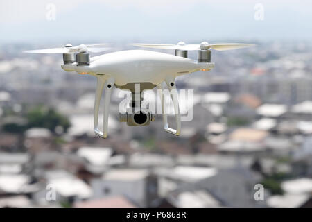 Weiß Drohne über der Stadt fliegen, Stadtbild, Kagawa, Japan Stockfoto