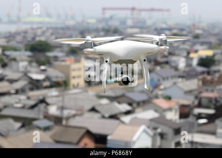 Weiß Drohne über der Stadt fliegen, Stadtbild, Kagawa, Japan Stockfoto