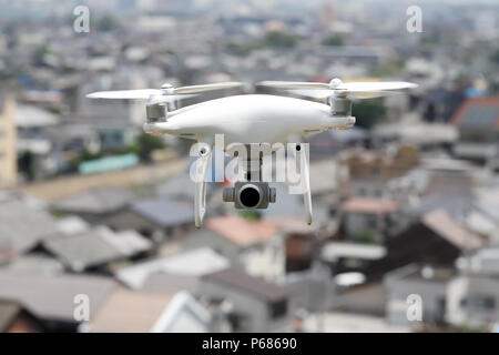 Weiß Drohne über der Stadt fliegen, Stadtbild, Kagawa, Japan Stockfoto