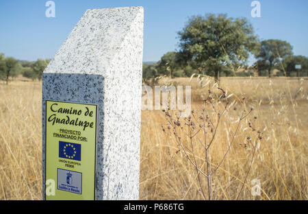 Saceruela, Spanien - 2. September 2017: Granit Schild auf Guadalupe Pilgerweg an Saceruela Ortsrand, Region La Mancha, Spanien Stockfoto