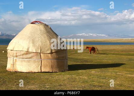 Ger-Camp auf einer großen Wiese in Ulaanbaatar, Mongolei Stockfoto