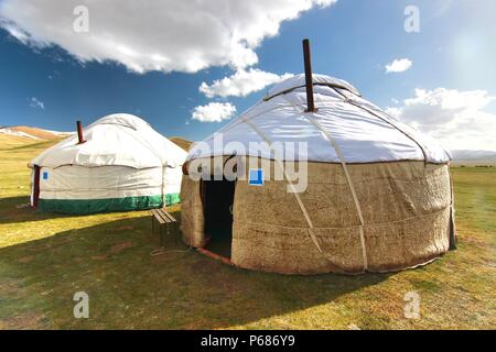 Ger-Camp auf einer großen Wiese in Ulaanbaatar, Mongolei Stockfoto