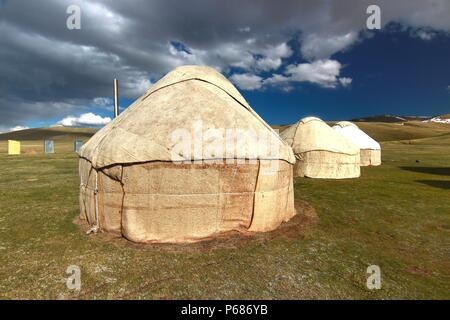 Ger-Camp auf einer großen Wiese in Ulaanbaatar, Mongolei Stockfoto