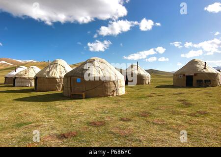 Ger-Camp auf einer großen Wiese in Ulaanbaatar, Mongolei Stockfoto