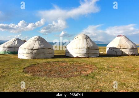 Ger-Camp auf einer großen Wiese in Ulaanbaatar, Mongolei Stockfoto