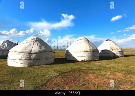 Ger-Camp auf einer großen Wiese in Ulaanbaatar, Mongolei Stockfoto