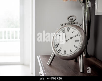 Edelstahl Classic Vintage römische Ziffern. Noch immer leben auf Holzgehäuse in weißen Raum. Stockfoto