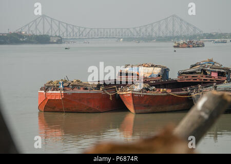 Howrah Bridge und Lastkähne auf dem Hooghly River Stockfoto