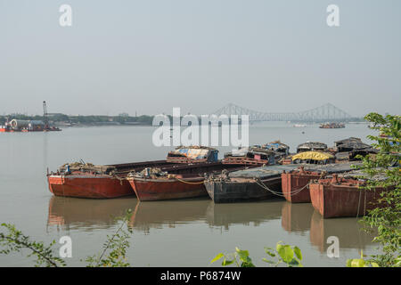 Howrah Bridge und Lastkähne auf dem Hooghly River Stockfoto