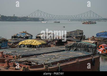 Howrah Bridge und Lastkähne auf dem Hooghly River Stockfoto