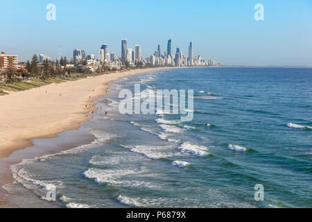 Blick nach Norden in Richtung Surfers Paradise von Burleigh/Miami Beach, Gold Coast, Queensland, Australien. Stockfoto