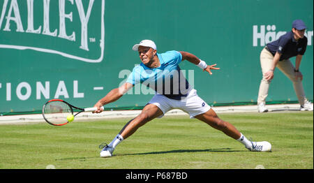 Jay Clarke von Großbritannien erstreckt sich eine Vorhand in seinem Sieg über Ryan Harrison der USA während der Natur Tal internationalen Tennisturnier in Devonshire Park in Eastbourne East Sussex Großbritannien zu spielen. 25. Juni 2018 Stockfoto