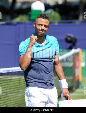 Jay Clarke von Großbritannien feiert seinen Sieg über Ryan Harrison der USA während der Natur Tal internationalen Tennisturnier in Devonshire Park in Eastbourne East Sussex UK. 25. Juni 2018 Stockfoto