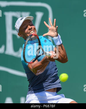 Jay Clarke von Großbritannien spielt einen Schuß in seinem Sieg über Ryan Harrison der USA während der Natur Tal internationalen Tennisturnier in Devonshire Park in Eastbourne East Sussex UK. 25. Juni 2018 Stockfoto