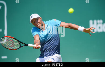 Jay Clarke von Großbritannien spielt einen Schuß in seinem Sieg über Ryan Harrison der USA während der Natur Tal internationalen Tennisturnier in Devonshire Park in Eastbourne East Sussex UK. 25. Juni 2018 Stockfoto