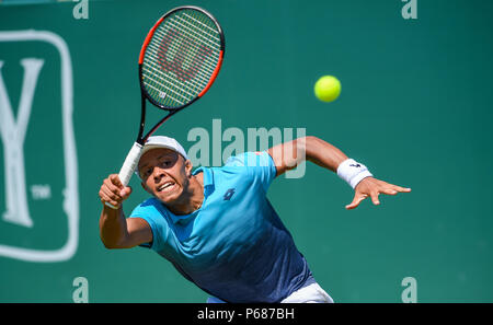 Jay Clarke von Großbritannien spielt einen Schuß in seinem Sieg über Ryan Harrison der USA während der Natur Tal internationalen Tennisturnier in Devonshire Park in Eastbourne East Sussex UK. 25. Juni 2018 Stockfoto