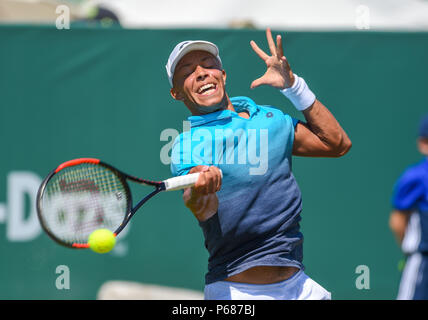 Jay Clarke von Großbritannien spielt einen Schuß in seinem Sieg über Ryan Harrison der USA während der Natur Tal internationalen Tennisturnier in Devonshire Park in Eastbourne East Sussex UK. 25. Juni 2018 Stockfoto