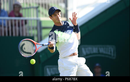 Andy Murray Großbritannien spielt einen Schuß gegen Stan Wawrinka der Schweiz während des Natur Tal internationalen Tennisturnier in Devonshire Park in Eastbourne East Sussex UK. 25. Juni 2018 Stockfoto