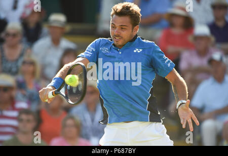 Stan Wawrinka in Aktion gegen Andy Murray während der Natur Tal internationalen Tennisturnier in Devonshire Park in Eastbourne East Sussex UK. 25. Juni 2018 Stockfoto