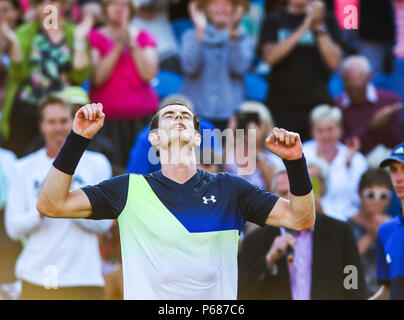 Andy Murray Großbritannien feiert seinen Gewinn über Stan Wawrinka der Schweiz während des Natur Tal internationalen Tennisturnier in Devonshire Park in Eastbourne East Sussex UK. 25. Juni 2018 Stockfoto