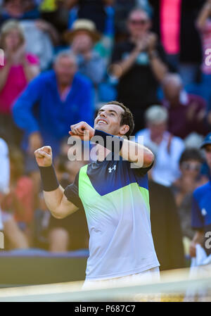 Andy Murray Großbritannien feiert seinen Gewinn über Stan Wawrinka der Schweiz während des Natur Tal internationalen Tennisturnier in Devonshire Park in Eastbourne East Sussex UK. 25. Juni 2018 Stockfoto