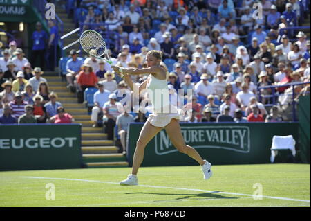 Camila Giorgi von Italien in Aktion gegen Caroline Wozniacki von Dänemark während der Natur Tal internationalen Tennisturnier in Devonshire Park in Eastbourne East Sussex UK. 25. Juni 2018 Stockfoto