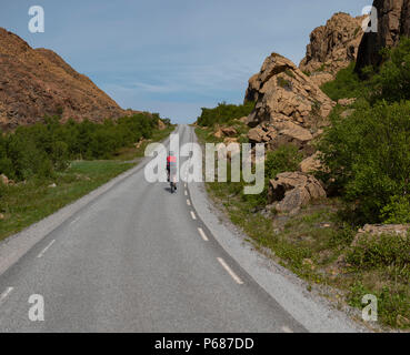 Radfahren auf Leka Island, Norwegen. Stockfoto