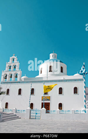 Weiß traditionelle christliche Kirche auf dem Hintergrund des blauen Himmels in Oia, Santorini, Griechenland Stockfoto