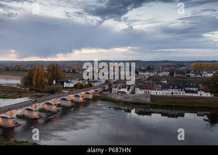 Amboise Stadt Landschaft mit alten steinernen Brücke im Indre-et-Loire Loire-Tal in Frankreich Stockfoto